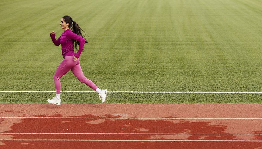 Sportive sur une piste d'athlétisme